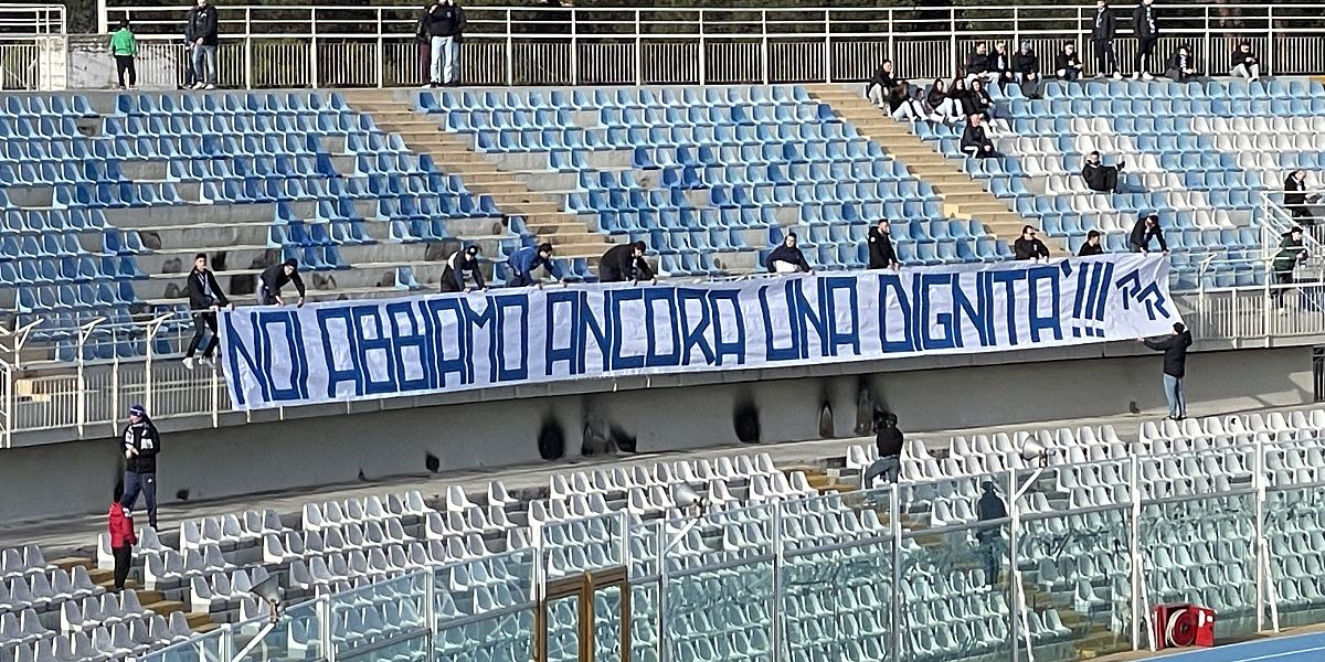 Lo striscione dei Rangers esposto nel primo tempo di Pescara-Lucchese