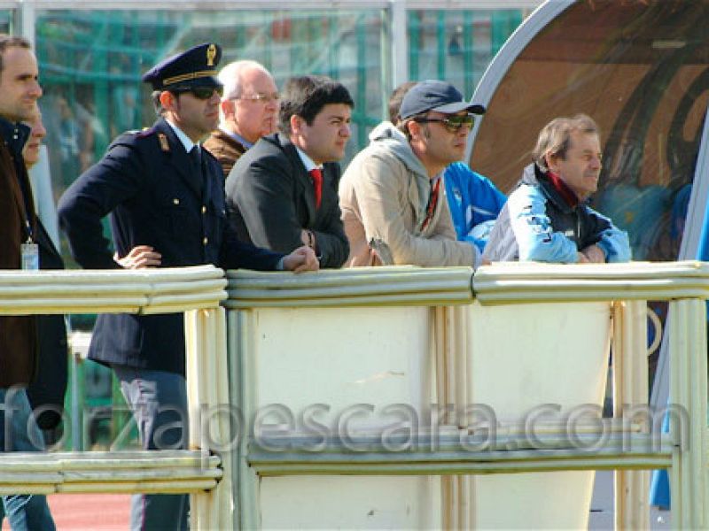 Flash news ore 14:45: Lo stato maggiore della Pescara Calcio presente in via Po, foto 1