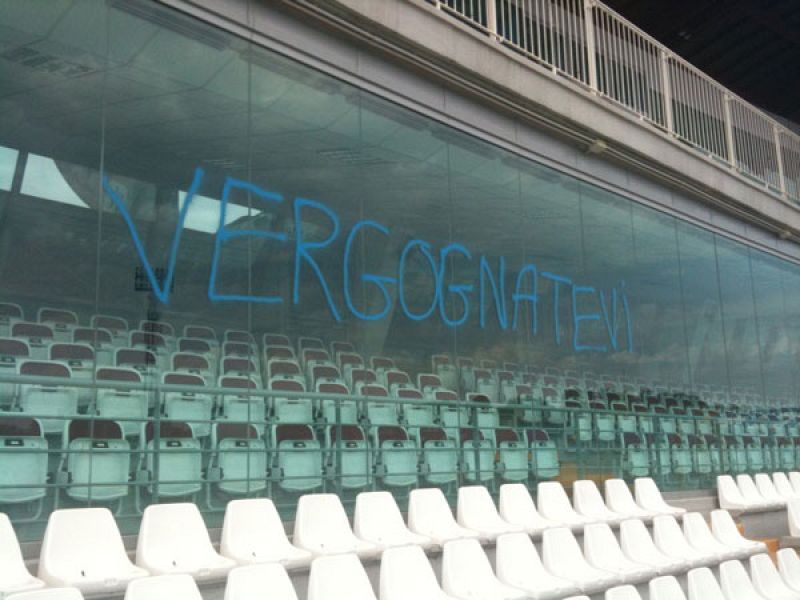 Allo stadio scritte contro la società , foto 1