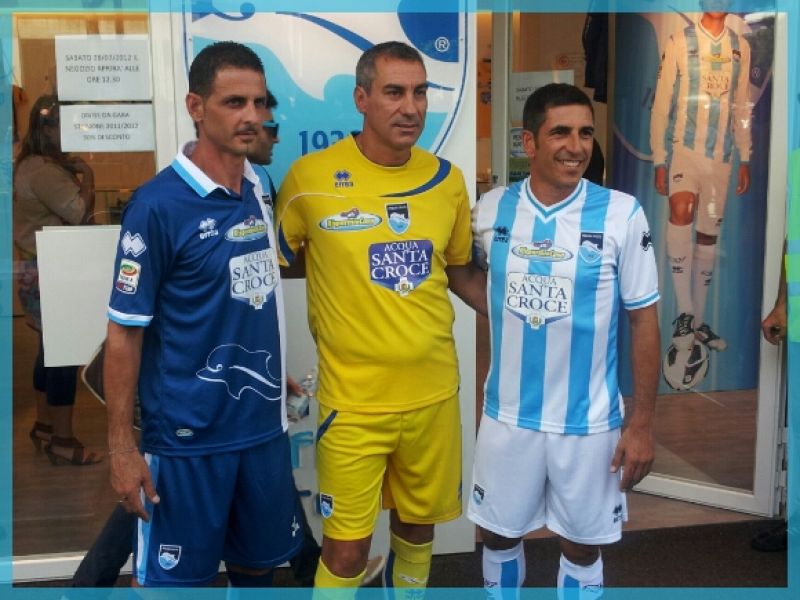 Pescara, presentate le nuove maglie 2012-13, foto 1