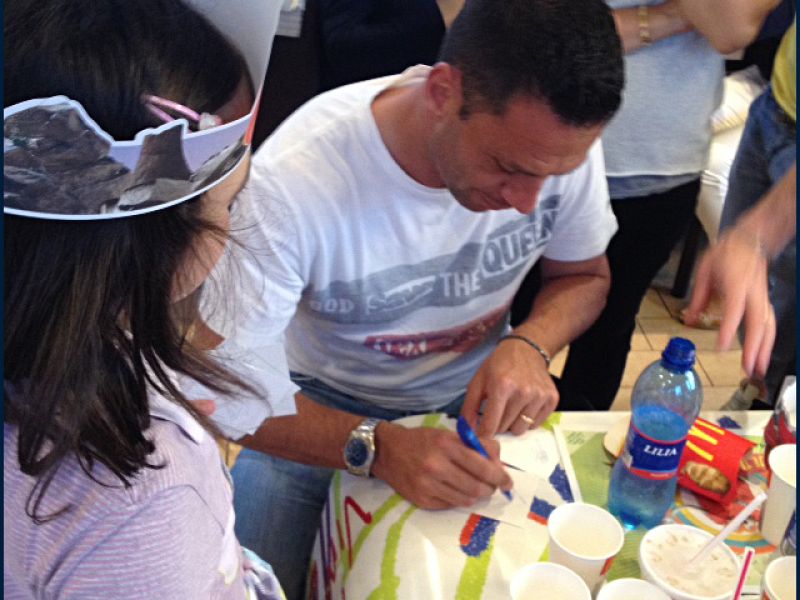 GIOCATORI AL FAST FOOD CON I BIMBI DELLA CASA MADRE ESTER , foto 2