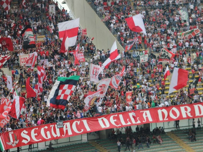 Baresi con mazze ferrate prima della partita, foto 1