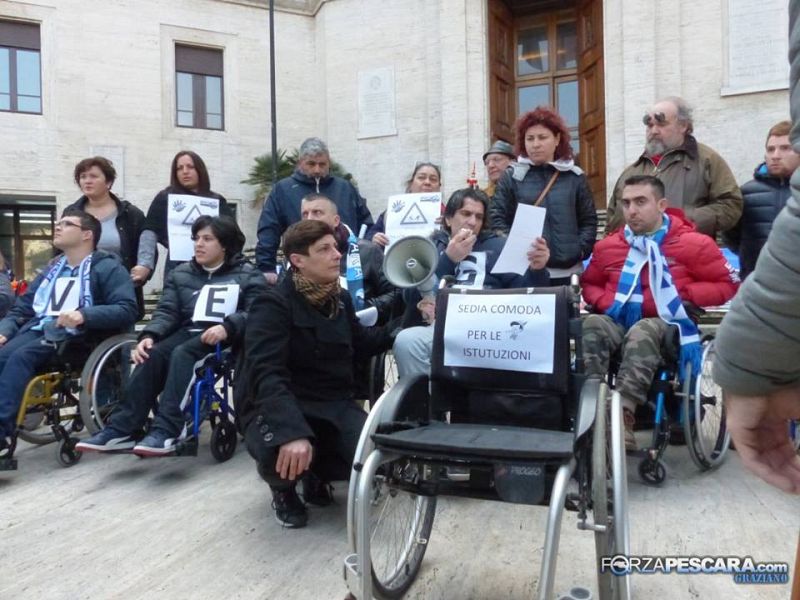Disabili in protesta di fronte al Comune, è vittoria, foto 1