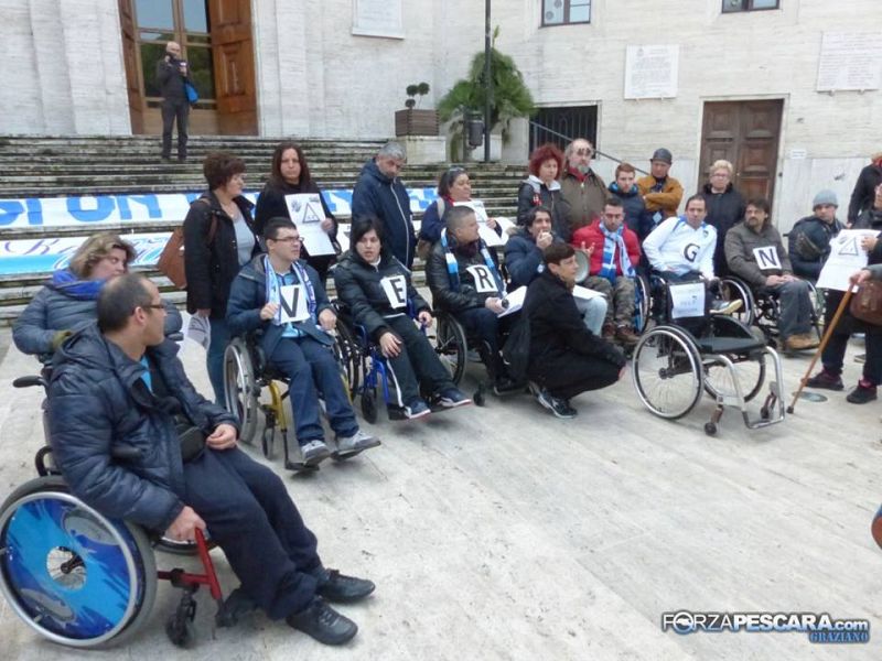 Disabili in protesta di fronte al Comune, è vittoria, foto 2
