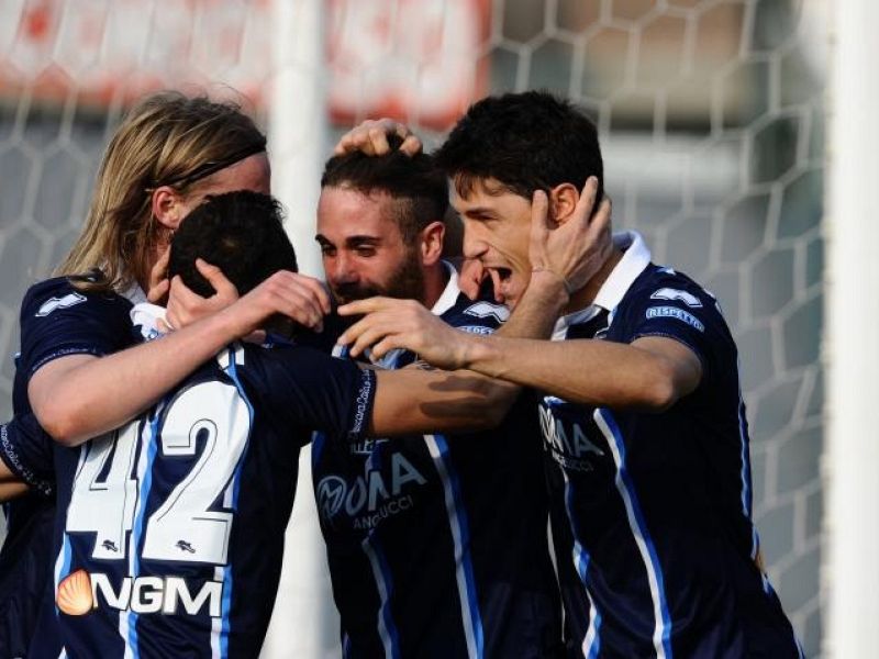 Pescara-Bari, spettacolo in campo e sugli spalti, foto 1