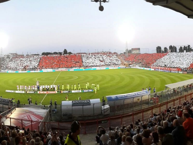 Dal Menti all'aeroporto: la gioia dei tifosi del Pescara, foto 1