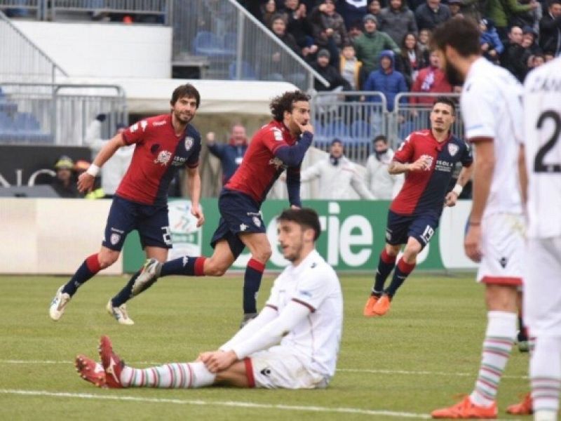 Il Crotone tenta la fuga, ma il Cagliari tiene il passo, foto 1