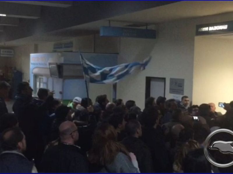 L'accoglienza in aeroporto dopo Cagliari-Pescara , foto 1
