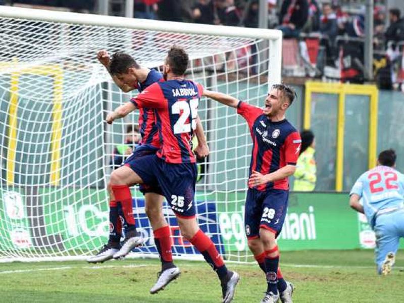 Il Crotone fallisce l'aggancio in vetta, foto 1