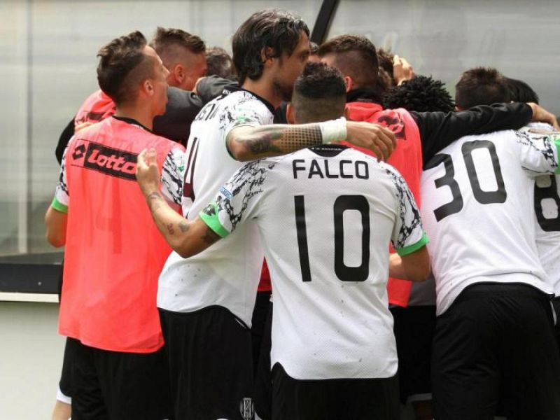 Bari e Cesena ai playoff. Bagarre in zona salvezza, foto 1