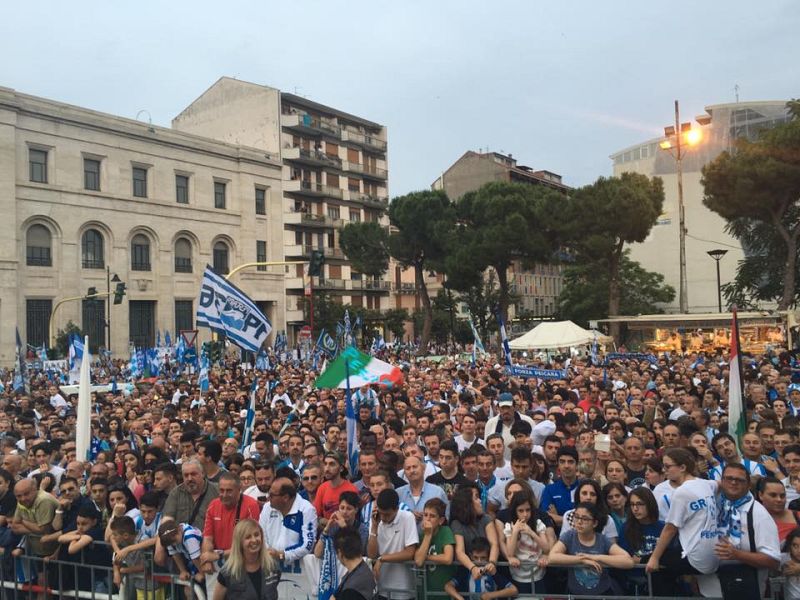 Piazza Serie A in attesa della squadra , foto 1