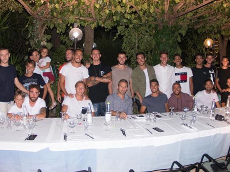 Cena di squadra prima del debutto, foto 1