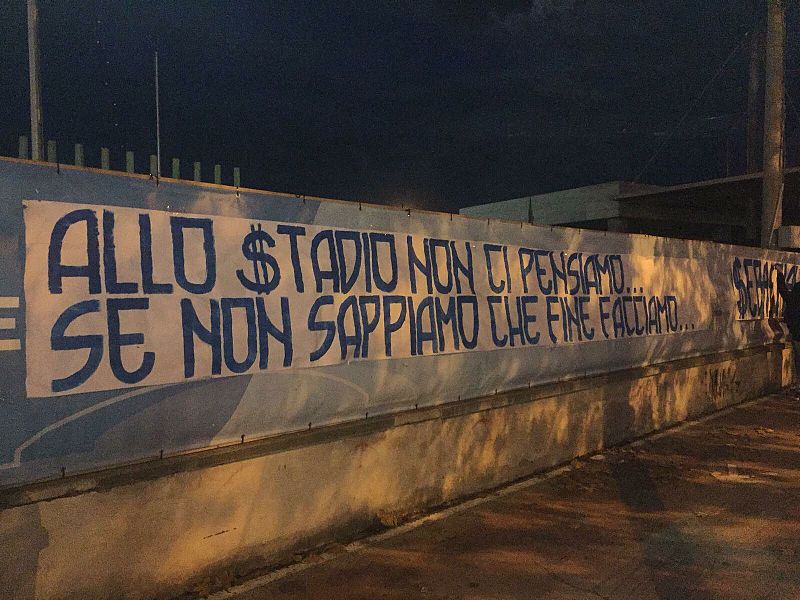 Striscione della tifoseria contro il nuovo stadio, foto 1