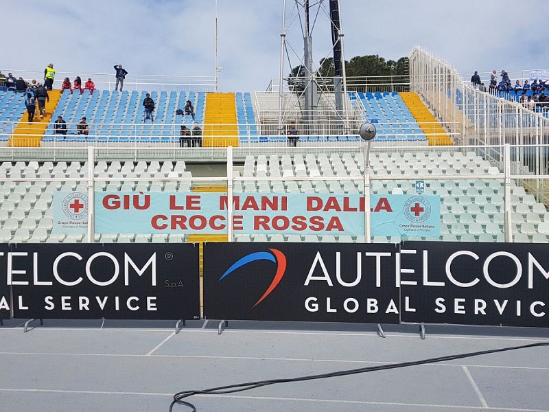 Striscione per la Croce Rossa allo stadio, foto 1