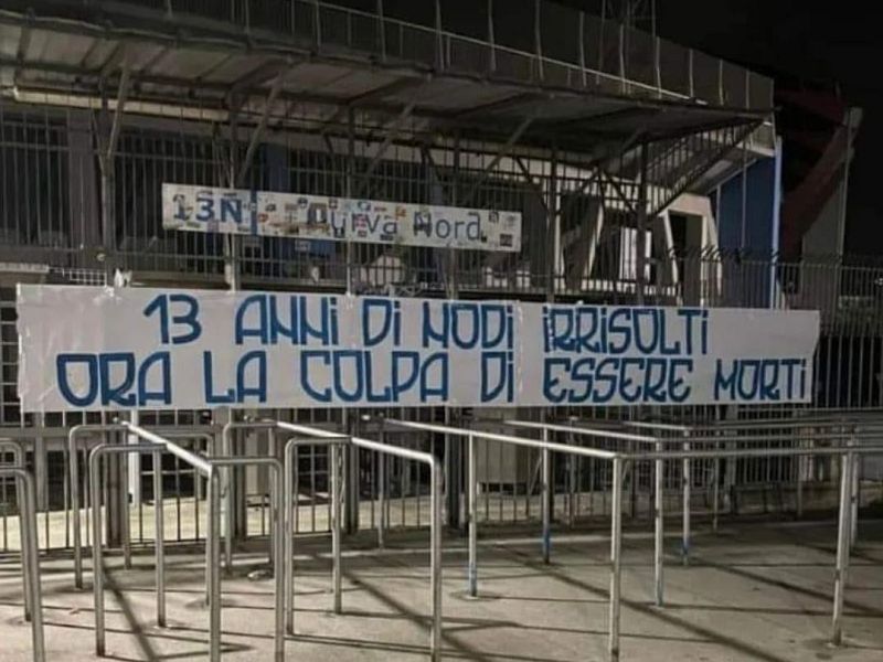 Striscione biancazzurro per le vittime del terremoto di L’Aquila, foto 1