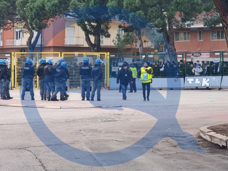 Contestazione dei tifosi biancazzurri davanti allo Stadio, foto 1