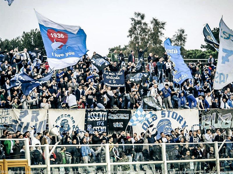 Danni ai seggiolini curva nord dello stadio Adriatico, foto 1