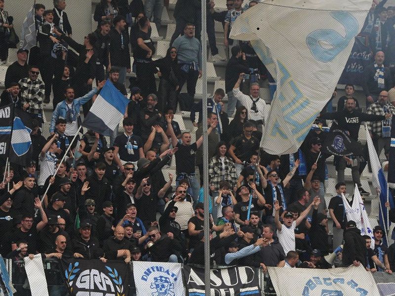 Cesena-Pescara: lancio di fumogeni e danneggiamento dei seggiolini, foto 1